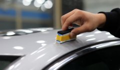 汽车车漆怎么保养 定期打蜡、封釉、镀膜处理（新车可以贴车衣）