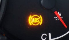 abs灯亮了是什么原因 感应器过脏、线路连接问题、信号不好