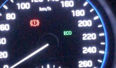 车上显示eco绿灯是什么意思? 是机动车辆的经济模式开启（降低燃油消耗）