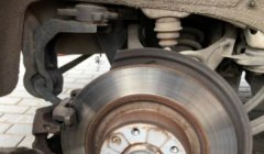汽车刹车片怎么换 拆卸轮胎，拆卸插头，拆卸固定螺丝，更换刹车片