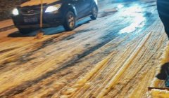 下雪坡道路面怎样防滑 更换雪地胎，使用防滑链
