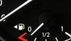 油表到最后一条红线还能跑多远 可以行驶30~50公里（需要及时的加油）