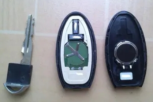 尼桑骐达车钥匙怎么换电池，电池型号SONYCR2025（内附更换步骤）