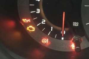 发动机故障标志亮灯 有8种原因导致(发动机没有维护)