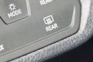 REAR汽车按键是什么意思 机动车辆的后风挡除霜功能（使用非常方便）
