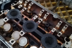 发动机漏机油怎么处理 更换气门垫、机油滤芯、检查密封胶