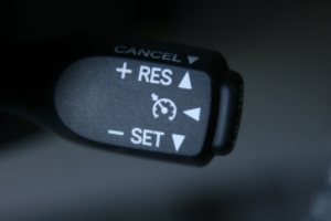 定速巡航怎么用 按下控制按键可以打开和关闭（SET+/SET-设置速度）