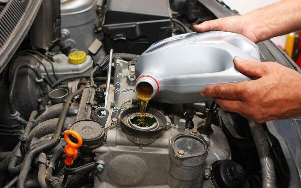 汽车用油量最大的品种 发动机油是什么