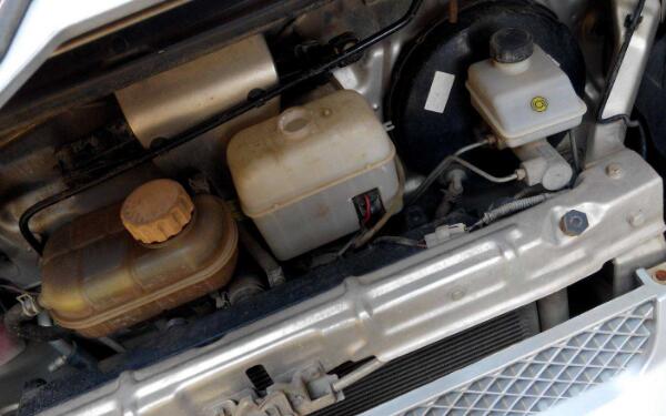 汽车冷却系统中主要机件 发动机水箱怎么样