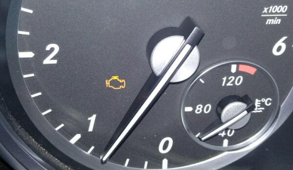 燃油排放系统出问题 发动机故障标志亮灯解决办法