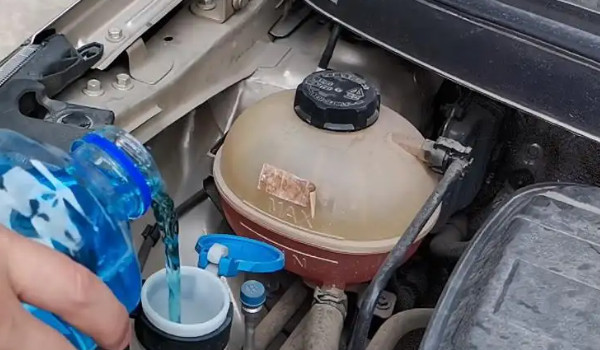 传祺gs8添加玻璃水的位置在哪 引擎舱左下角蓝色瓶盖