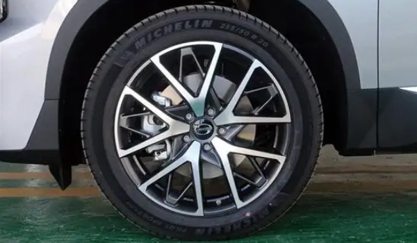 丰田锋兰达轮毂尺寸多少 轮毂尺寸为17英寸