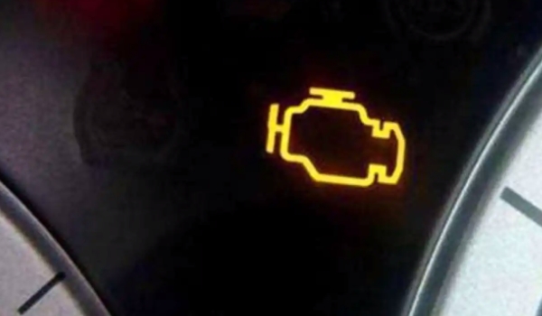 发动机故障灯亮黄灯是什么原因引起的 多种原因引起（关闭发动机）