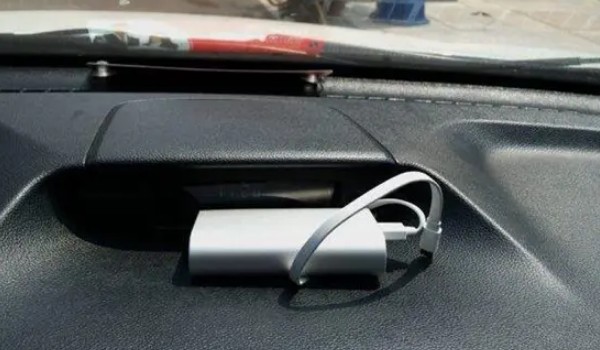 充电宝放在车里面会爆炸吗 可能会引起爆炸(尤其是夏季)