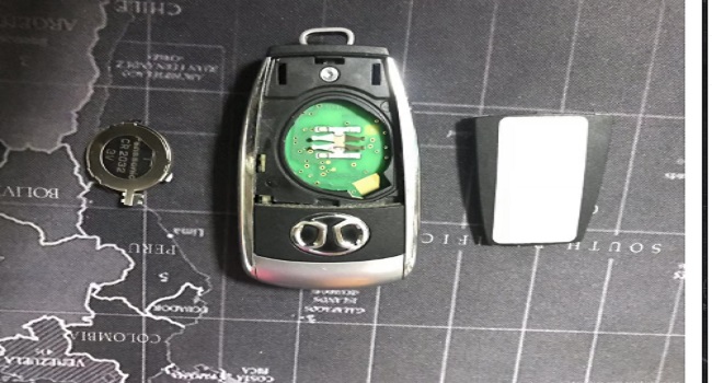 日产车钥匙换电池图解，需要注意型号不能买错