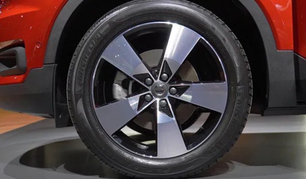 沃尔沃xc40轮胎型号是什么 轮胎型号235/50 r19(倍耐力轮胎)