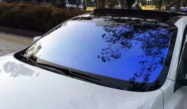 汽车前挡风玻璃可以贴膜吗 可以粘贴（防爆/隔热/防紫外线）