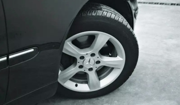 更换轮胎标准 更换原厂的型号轮胎使用（保证车辆行驶安全性）