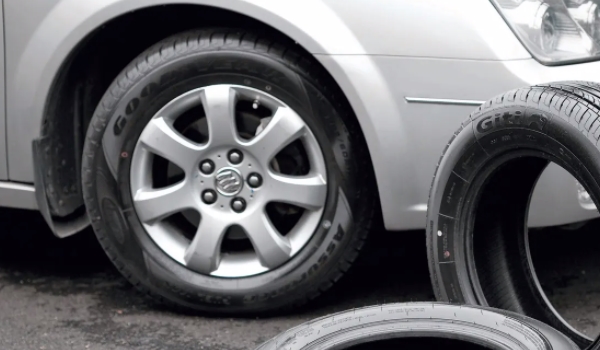 更换轮胎标准 更换原厂的型号轮胎使用（保证车辆行驶安全性）