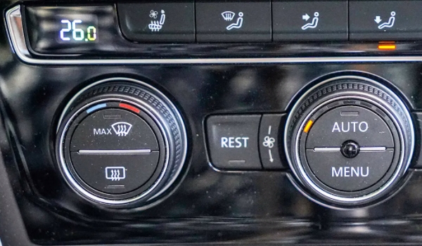 REAR汽车按键是什么意思 机动车辆的后风挡除霜功能（使用非常方便）