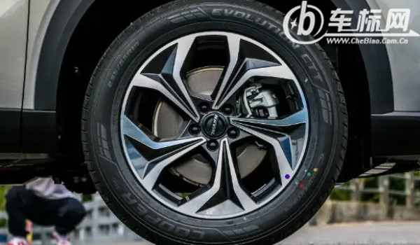哈弗初恋轮胎尺寸大小 轮胎型号225/55 r18(胎压标准2.3-2.5bar)
