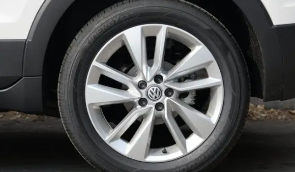 大众途铠轮胎规格是多少 轮胎型号205/55 r17(标准胎压2.3-2.5bar)
