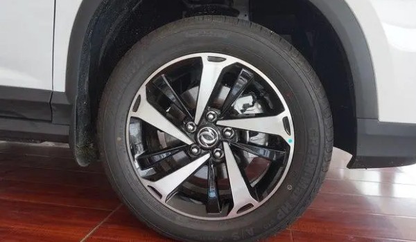 风行t5轮胎轮毂规格多少 轮胎型号215/55 r18(胎压标准2.3-2.5bar)