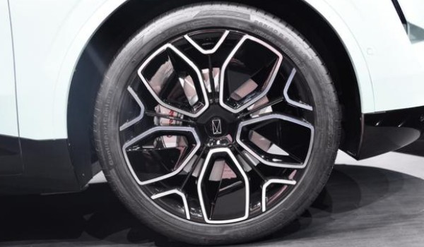 阿维塔11轮胎尺寸是多少 轮胎型号265/40 r22(轮毂尺寸22寸)