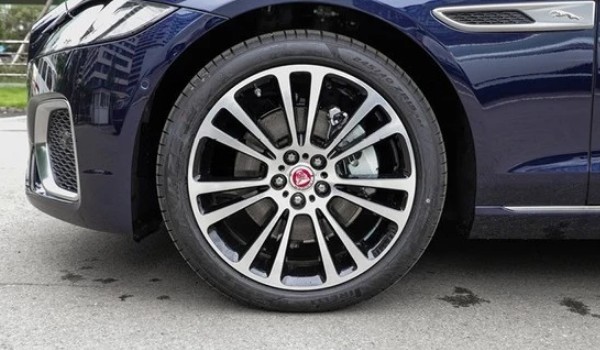 捷豹xfl轮胎型号规格是多少 轮胎型号245/40 r19(倍耐力轮胎)