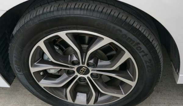 吉利博瑞轮胎是什么牌子 两种轮胎品牌(米其林和佳通)