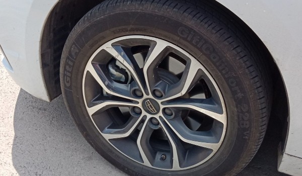 吉利博瑞轮胎是什么牌子 两种轮胎品牌(米其林和佳通)