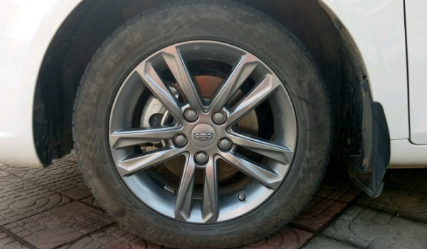 吉利帝豪s轮胎尺寸多大 型号为215/50 r17(胎宽215mm)