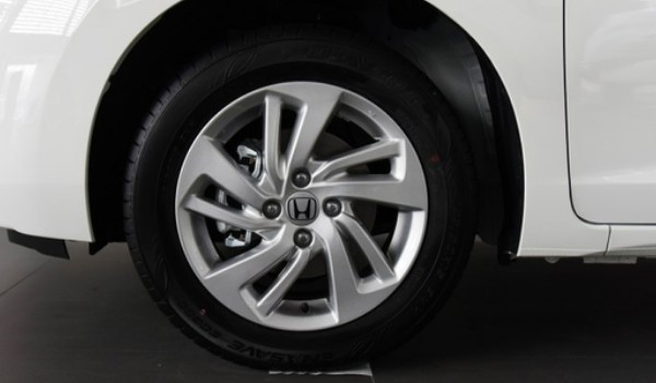 飞度轮胎型号规格是多少 尺寸为185/60 r15(胎宽185mm)