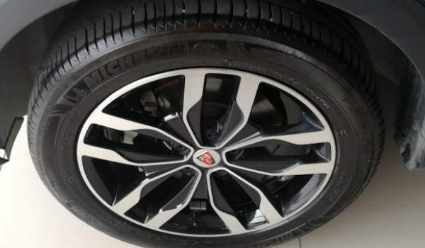荣威rx5轮胎品牌是什么 米其林品牌(排水性能好)
