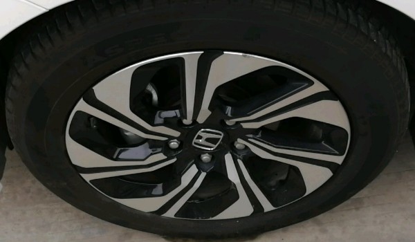 本田凌派轮胎型号是多少 尺寸为215/50 r17(胎宽215mm)