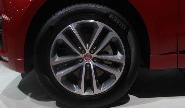 捷豹fpace轮胎型号规格多少 尺寸为265/45 r21(胎宽265mm)