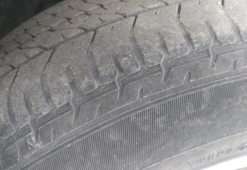 轮胎多久换一次，一般6万到8万公里之间(或者行驶3-5年)