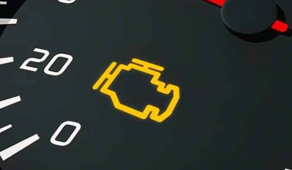 发动机故障灯亮黄灯是什么原因引起的 积碳、燃油品质、传感器等原因导致