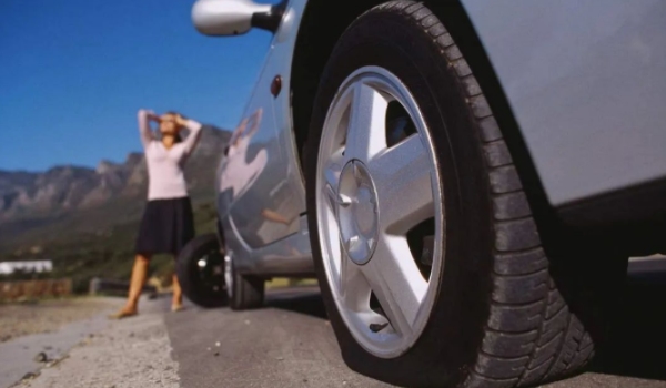 低胎压行驶有什么危害? 造成轮胎过度磨损（方向变重）