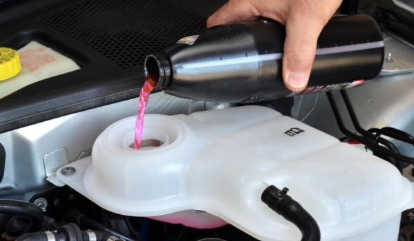 汽车水箱加防冻液还是夏天加水好 加入防冻液（有效的降低发动机的温度）