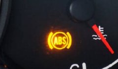 abs灯亮了是什么原因 刹车传感器的故障（需要尽快的维修处理）