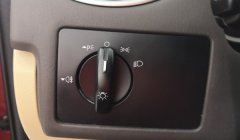 车的大灯开关在哪个位置 方向盘左后方的灯光组合开关，左侧出风口下方