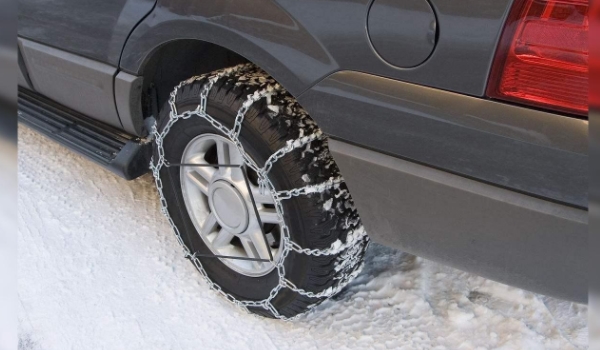 雪天轮胎周围结冰怎么处理 使用工具进行敲打（避免造成行车隐患）