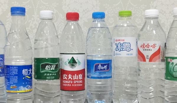 汽油可以用矿泉水瓶装吗 不建议使用矿泉水瓶来装汽油